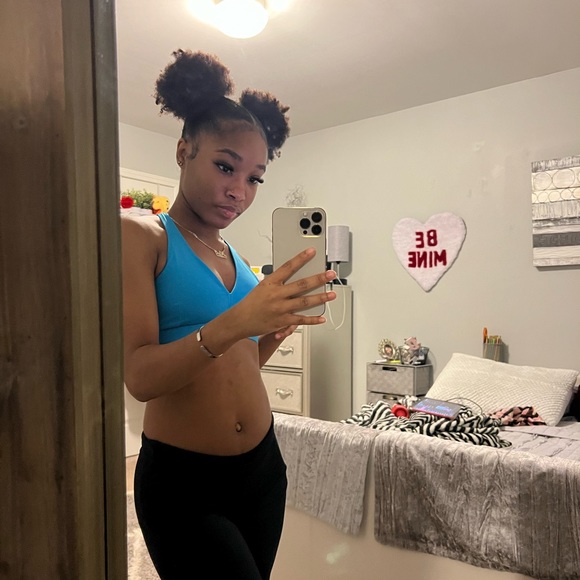 Meet your Posher, Nia - Picture 2 of 5